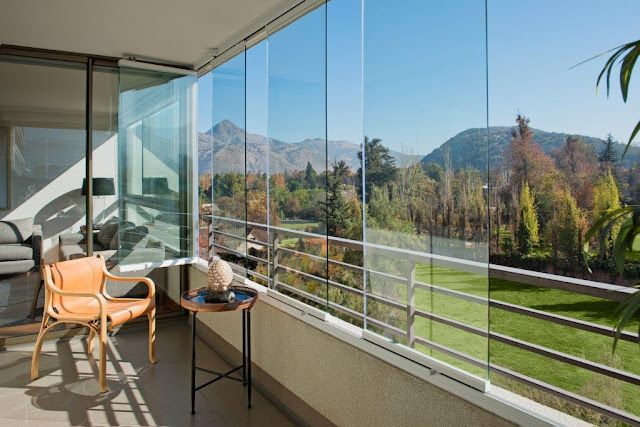 Cierre de vidrio plegable instalado en el balcón de un departamento en Las Condes